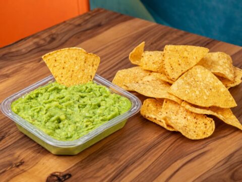 Taco Maker celebra el Día del Guacamole con una oferta 2×1 Porción de guacamole estilo dip acompañada de chips disponible en restaurantes Taco Maker participantes.
