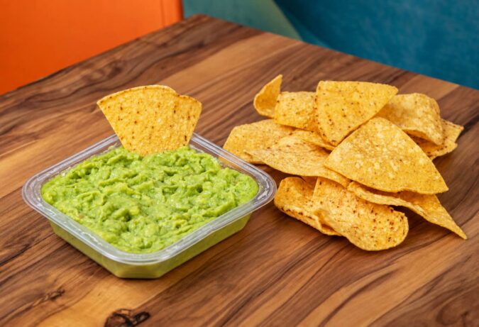 Taco Maker celebra el Día del Guacamole con una oferta 2×1 Porción de guacamole estilo dip acompañada de chips disponible en restaurantes Taco Maker participantes.