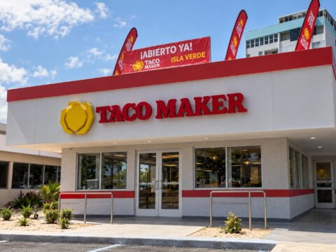 Fachada del nuevo restaurante Taco Maker ubicado en La Plazoleta de Isla Verde, en Carolina.