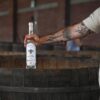 Botella de Tres Santos Mezcal para preparar un cóctel.