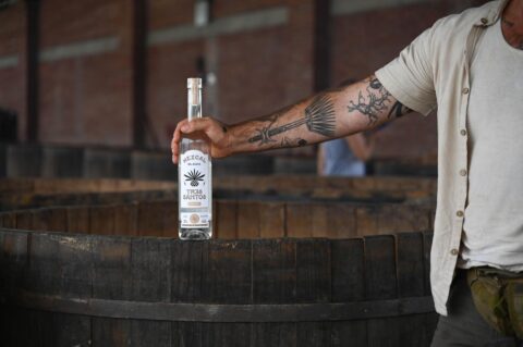 Convocan a bartenders de Puerto Rico para crear cóctel icónico del mezcal Botella de Tres Santos Mezcal para preparar un cóctel.