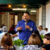 Academia de Liderazgo y Servicio ofrecerá capacitación mensual a empresas en Puerto Rico Vicente Báez Medero ofrece una capacitación sobre liderazgo y cultura de servicio a un grupo de empleados en Puerto Rico.