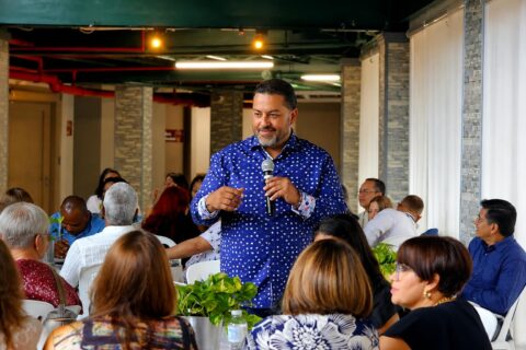 Academia de Liderazgo y Servicio ofrecerá capacitación mensual a empresas en Puerto Rico Vicente Báez Medero ofrece una capacitación sobre liderazgo y cultura de servicio a un grupo de empleados en Puerto Rico.