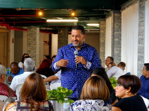 Academia de Liderazgo y Servicio ofrecerá capacitación mensual a empresas en Puerto Rico Vicente Báez Medero ofrece una capacitación sobre liderazgo y cultura de servicio a un grupo de empleados en Puerto Rico.