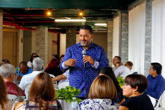 Academia de Liderazgo y Servicio ofrecerá capacitación mensual a empresas en Puerto Rico Vicente Báez Medero ofrece una capacitación sobre liderazgo y cultura de servicio a un grupo de empleados en Puerto Rico.