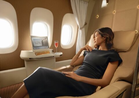 Emirates incorpora nuevos champagnes y vinos de alta gama en sus vuelos Mujer disfrutando de vino a bordo de un vuelo de Emirates.