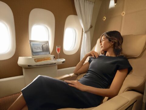 Emirates incorpora nuevos champagnes y vinos de alta gama en sus vuelos Mujer disfrutando de vino a bordo de un vuelo de Emirates.