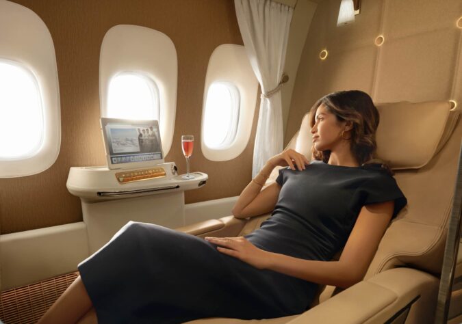 Emirates incorpora nuevos champagnes y vinos de alta gama en sus vuelos Mujer disfrutando de vino a bordo de un vuelo de Emirates.