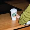Bebidas elaboradas con Starbucks Blonde Espresso presentadas sobre una barra de cafetería en Puerto Rico.