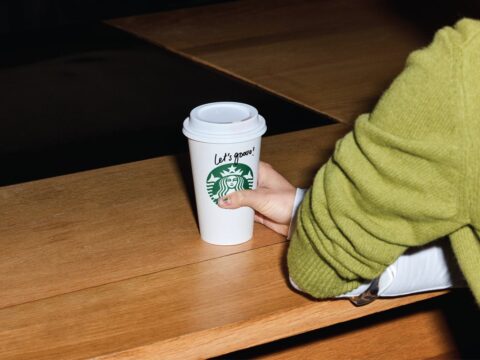 Bebidas elaboradas con Starbucks Blonde Espresso presentadas sobre una barra de cafetería en Puerto Rico.