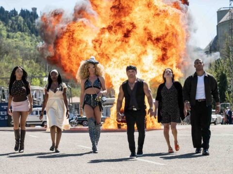 “The Mob” lleva a 12 figuras de la televisión a una competencia inspirada en películas de mafia Celebridades participantes de The Mob, competencia de Hulu basada en desafíos y estrategias inspiradas en películas de mafia.