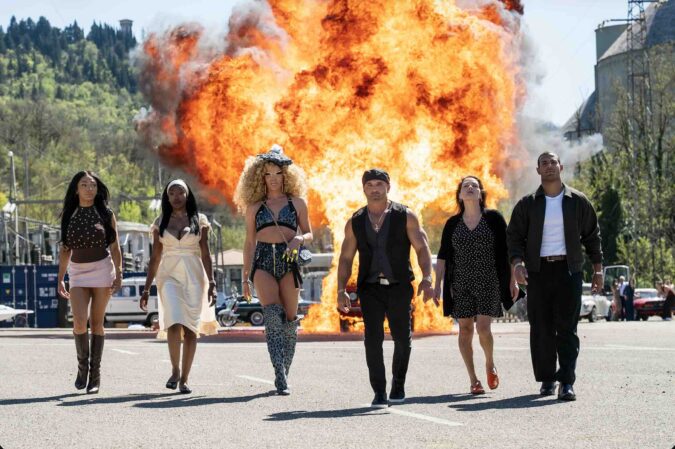 “The Mob” lleva a 12 figuras de la televisión a una competencia inspirada en películas de mafia Celebridades participantes de The Mob, competencia de Hulu basada en desafíos y estrategias inspiradas en películas de mafia.