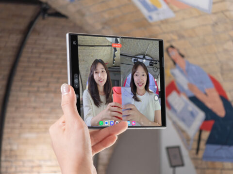 Conoce diez funciones integradas en los teléfonos Galaxy que facilitan la multitarea y la conectividad. Dispositivo plegable de Samsung utilizado para realizar múltiples tareas en pantalla dividida.
