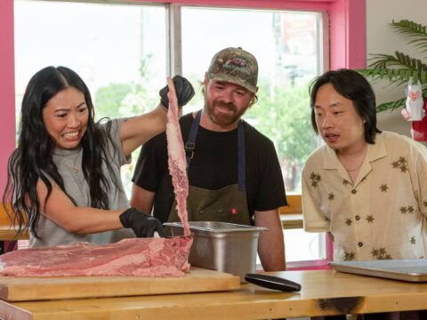 “Awkwafina: The Unlikely Cook” llegará a Apple TV el 6 de noviembre Awkwafina aprende técnicas de cocina durante el recorrido de la serie “The Unlikely Cook”.