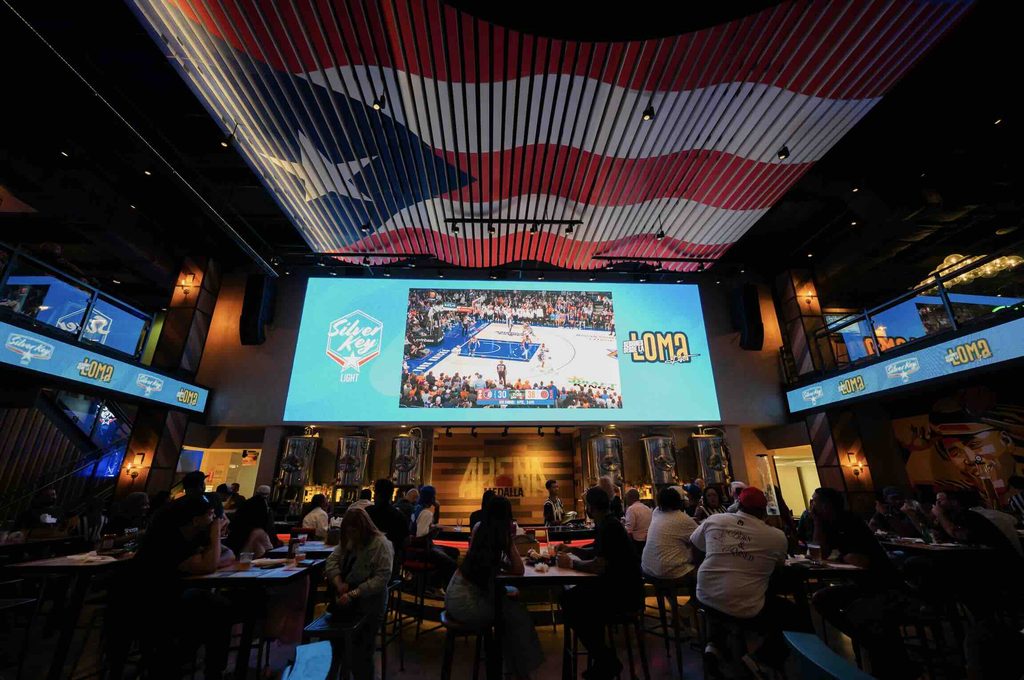 Vista del interior del BetMGM 21 Sportsbook Lounge en el primer nivel de Arena Medalla en DISTRITO T-Mobile, San Juan. (Suministrada)