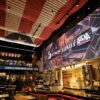 Abre sus puertas el BetMGM 21 Sportsbook Lounge en el DISTRITO T-Mobile de San Juan Fotografía interior del lounge mostrando la combinación de colores negro y dorado de BetMGM.