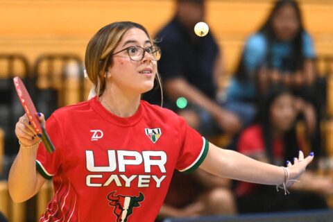 LAI celebrará 25 partidos de tenis de mesa en el RUM este sábado Jugadores universitarios disputan un punto de tenis de mesa durante una competencia deportiva.