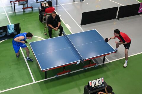 Ocho universidades buscan el pase a semifinales del tenis de mesa de la LAI Estudiantes-atletas universitarios disputan un partido de tenis de mesa durante una competencia deportiva.