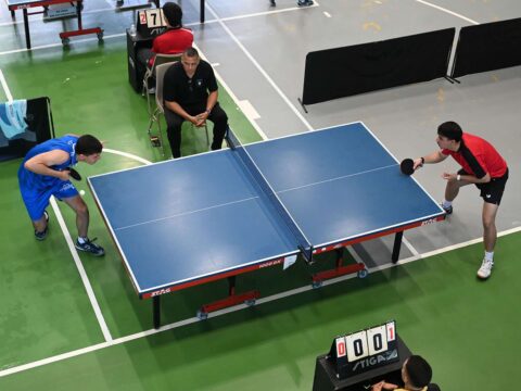 Ocho universidades buscan el pase a semifinales del tenis de mesa de la LAI Estudiantes-atletas universitarios disputan un partido de tenis de mesa durante una competencia deportiva.