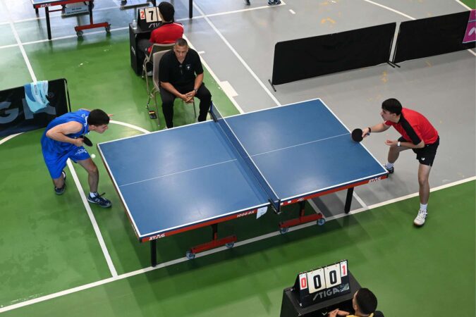 Ocho universidades buscan el pase a semifinales del tenis de mesa de la LAI Estudiantes-atletas universitarios disputan un partido de tenis de mesa durante una competencia deportiva.