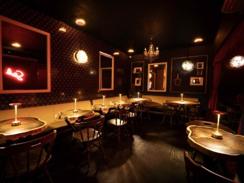 Fachada e interiores de Furtivo Speakeasy, establecimiento ubicado en la calle Loíza en San Juan.