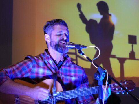 Hermes Croatto lleva la música puertorriqueña al pueblo natal de Tony Croatto en Italia Hermes Croatto durante el concierto ofrecido en Attimis, Italia, el pueblo donde nació su padre, Tony Croatto.