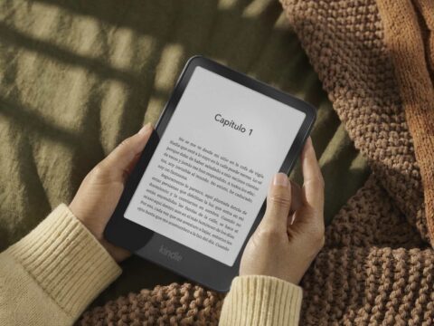 El nuevo Kindle de Amazon estrena formato compacto, opciones en aluminio y hasta 32 GB de almacenamiento. Primer plano de la pantalla de alta nitidez del nuevo Kindle Paperwhite.