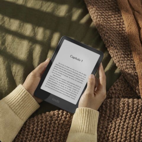 El nuevo Kindle de Amazon estrena formato compacto, opciones en aluminio y hasta 32 GB de almacenamiento. Primer plano de la pantalla de alta nitidez del nuevo Kindle Paperwhite.