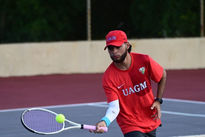 Jugadores universitarios disputan un encuentro de tenis de la Liga Atlética Interuniversitaria.