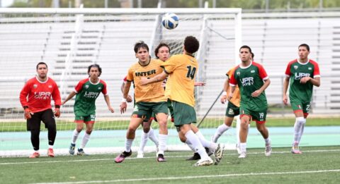 LAI: Tigres de la UIPR se afianzan en el primer lugar del fútbol universitario Jugadores disputando un partido de fútbol universitario en un campo deportivo en Puerto Rico.