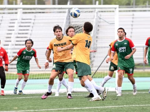 LAI: Tigres de la UIPR se afianzan en el primer lugar del fútbol universitario Jugadores disputando un partido de fútbol universitario en un campo deportivo en Puerto Rico.