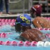 Natación de la LAI: Nueve universidades compiten este sábado en la UCB Atletas universitarios compitiendo en pruebas de natación durante los eventos de la LAI.
