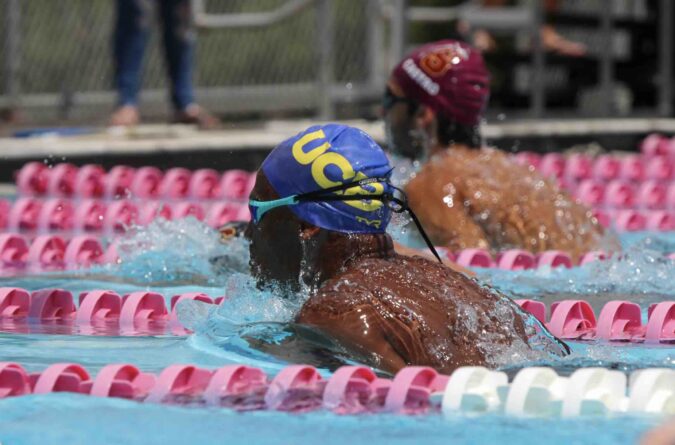 Natación de la LAI: Nueve universidades compiten este sábado en la UCB Atletas universitarios compitiendo en pruebas de natación durante los eventos de la LAI.