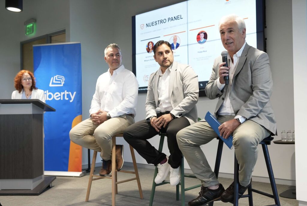 Especialistas participando en un conversatorio sobre ciberseguridad e inteligencia artificial en San Juan.