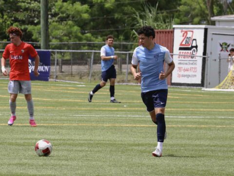 Jugadores de fútbol universitario compiten durante el torneo masculino de la Liga Atlética Interuniversitaria.