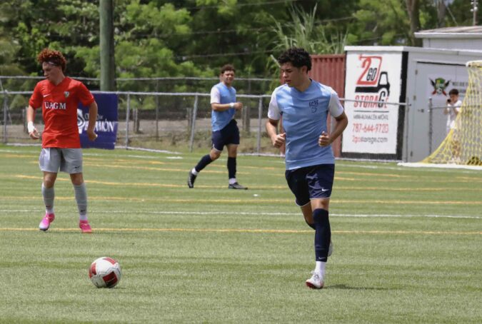 Jugadores de fútbol universitario compiten durante el torneo masculino de la Liga Atlética Interuniversitaria.