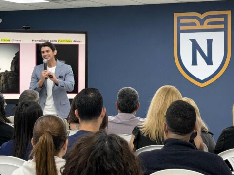 Centro Unido de Detallistas impulsa el relevo empresarial con gira universitaria Estudiantes universitarios atentos a una charla de educación financiera en un salón de conferencias.