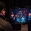 Samsung y Call of Duty unen fuerzas para redefinir la experiencia visual en gaming Jugador profesional utilizando un monitor Samsung Odyssey con alta tasa de refresco en un título de acción.