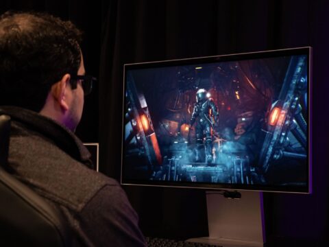 Samsung y Call of Duty unen fuerzas para redefinir la experiencia visual en gaming Jugador profesional utilizando un monitor Samsung Odyssey con alta tasa de refresco en un título de acción.