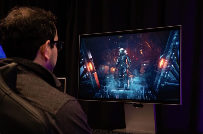 Samsung y Call of Duty unen fuerzas para redefinir la experiencia visual en gaming Jugador profesional utilizando un monitor Samsung Odyssey con alta tasa de refresco en un título de acción.