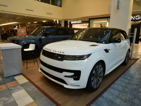 Arranca en Plaza Las Américas el Puerto Rico International Auto Show 2026 con los modelos más deseados Toma del Atrio Central de Plaza Las Américas con los automóviles expuestos.