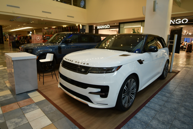 Arranca en Plaza Las Américas el Puerto Rico International Auto Show 2026 con los modelos más deseados Toma del Atrio Central de Plaza Las Américas con los automóviles expuestos.