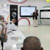 Uber Seniors cumple su primer año en Puerto Rico revelando sus destinos y tendencias más solicitadas Representante de Uber compartiendo dinámicas educativas sobre herramientas digitales e inteligencia artificial con la comunidad senior.