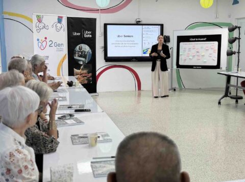 Uber Seniors cumple su primer año en Puerto Rico revelando sus destinos y tendencias más solicitadas Representante de Uber compartiendo dinámicas educativas sobre herramientas digitales e inteligencia artificial con la comunidad senior.