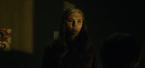 La actriz Scarlett Johansson interpretará a una detective en la nueva entrega de “El Exorcista” (tráiler) Retrato fotográfico de la actriz Scarlett Johansson con iluminación dramática de estudio.