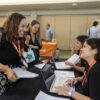 Fideicomiso para Ciencia y Colmena66 celebrarán su feria empresarial en el Hilton Ponce Especialista ofreciendo mentoría personalizada a un participante en un evento empresarial.