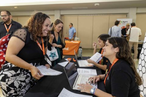 Fideicomiso para Ciencia y Colmena66 celebrarán su feria empresarial en el Hilton Ponce Especialista ofreciendo mentoría personalizada a un participante en un evento empresarial.