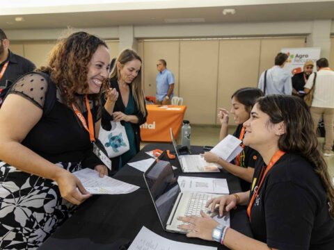 Fideicomiso para Ciencia y Colmena66 celebrarán su feria empresarial en el Hilton Ponce Especialista ofreciendo mentoría personalizada a un participante en un evento empresarial.