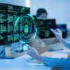 La IA acelera el fraude, pero el criterio humano sigue siendo la defensa Gráfico conceptual de un escudo digital protegiendo datos personales en un entorno informático.
