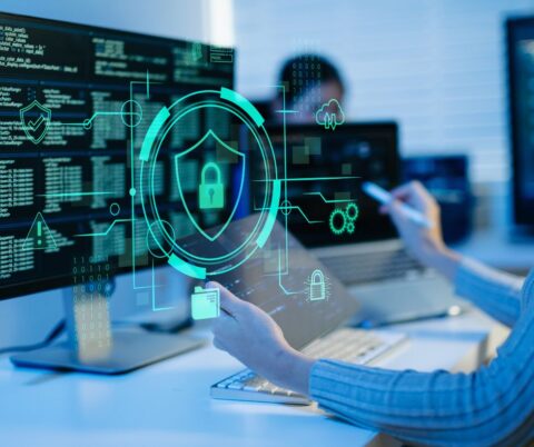 La IA acelera el fraude, pero el criterio humano sigue siendo la defensa Gráfico conceptual de un escudo digital protegiendo datos personales en un entorno informático.